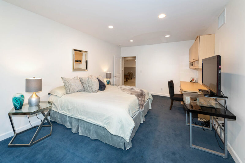 948 Thayer Ave 24
