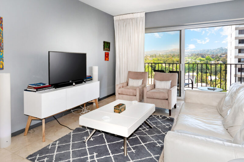 10450 Wilshire 11G 4