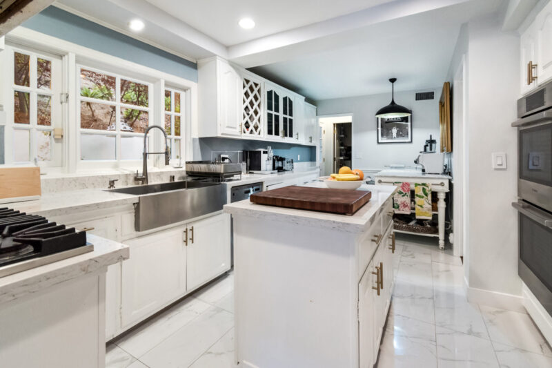 12-2451 Coldwater Canyon Dr
