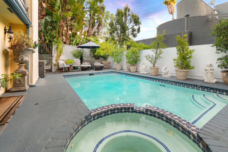 30-2451 Coldwater Canyon Dr