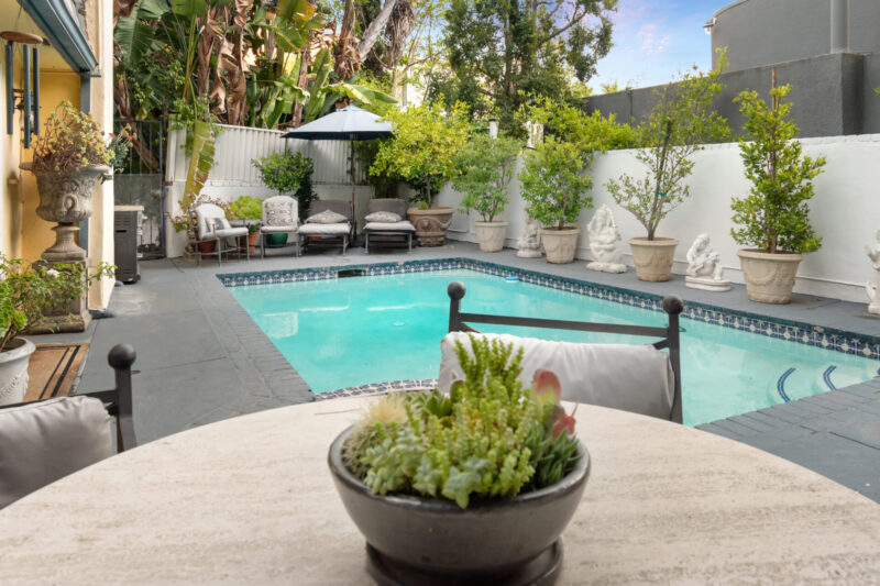 32-2451 Coldwater Canyon Dr