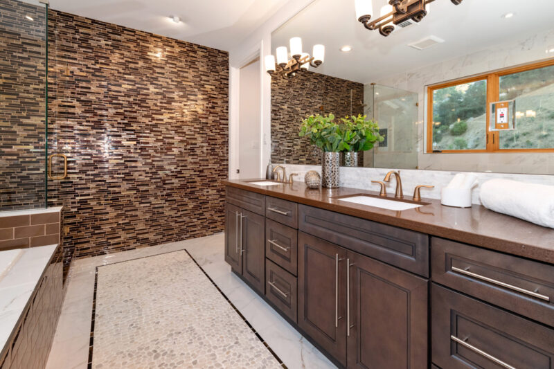 2566 E Chevy Chase 24