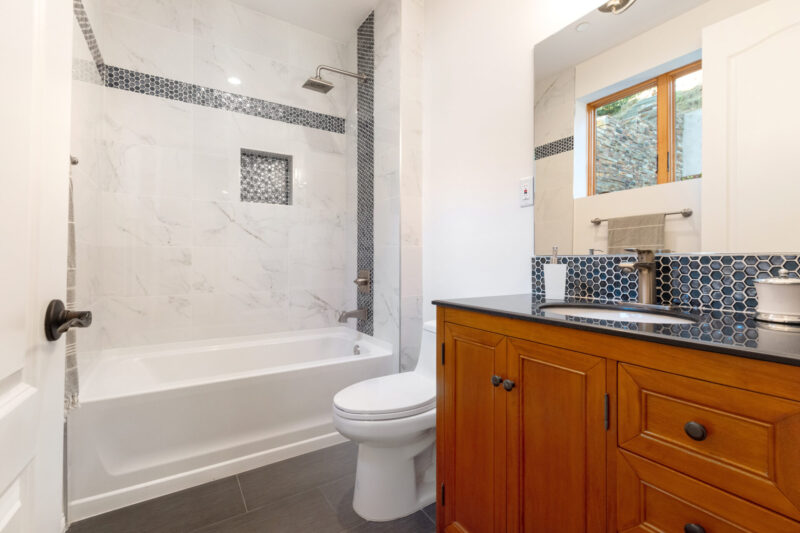 2566 E Chevy Chase 33