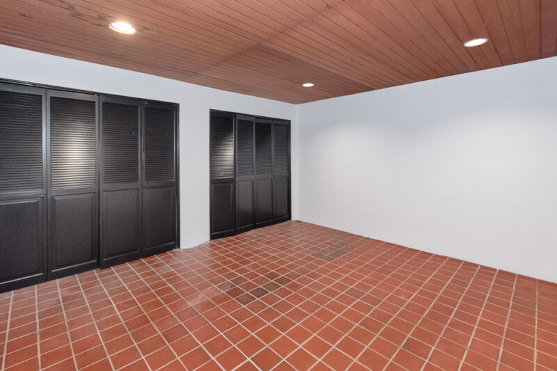 2285 N Hobart Blvd 36